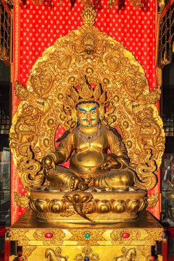 Buddha Tooth Relic Tapınağı Singapur içinde sarı Dzambhala heykeli. Yapan kişi düzenli olarak sarı Dzambhala pratiği ekonomik sıkıntı ve basınç ücretsiz olacaktır.