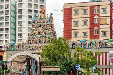 Singapur, 12 Ocak 2018: Rating Little India, Singapur, Sri Veeramakaliamman Hindu Tapınağı önünde sokakta.