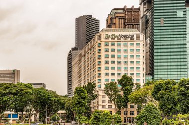 Singapur - 10 Ocak 2018: Cephe olarak görülen şehir Singapur orkide yolundan Raffles hastane karmaşık binaların.
