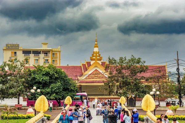 偉大な仏教寺院ワット Intnhean を入力シアヌークヴィル カンボジア 2017 日観光客と呼ばれるワット クロム シアヌークビル Kampong Som — ストック写真