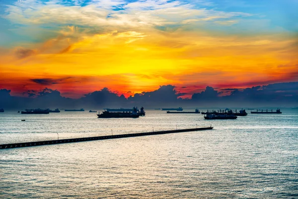 Nascer Sol Pitoresco Sobre Estreito Singapura Com Grandes Navios Passando — Fotografia de Stock