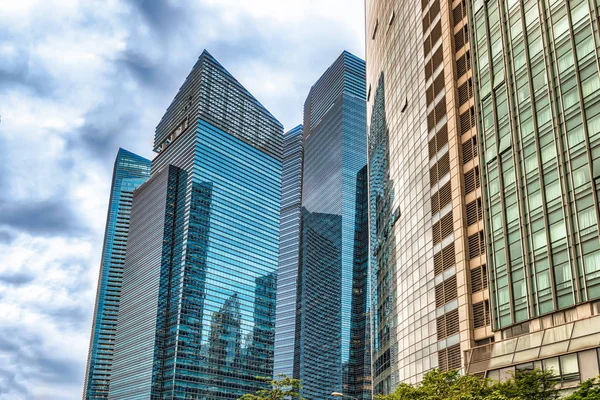 Widok Poziomu Ulicy Strukturze Szkła Stali Betonu Wieżowców Centrum Singapuru — Zdjęcie stockowe