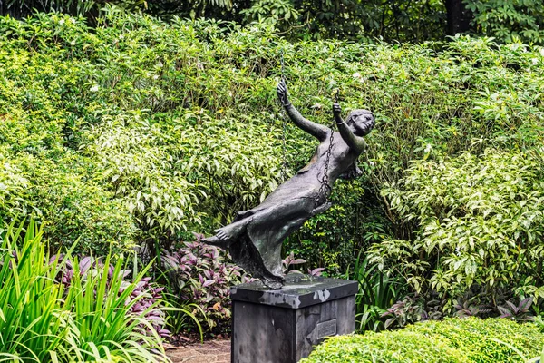 Vista Para Mulheres Uma Escultura Swing Jardim Botânico Singapura — Fotografia de Stock