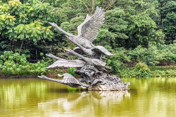 シンガポール 2018 白鳥の飛行のための離陸の彫刻のビューで 彫刻は位置に白鳥の湖シンガポール植物園 — ストック写真