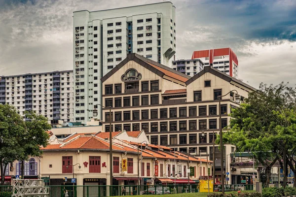 新加坡 2018年1月10日 在新加坡城市背景的中国城镇和公寓楼的旧殖民住宅 — 图库照片