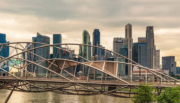 ダウンタウンの高層ビルのスカイラインやシンガポールのマリーナベイのモダンならせん通路橋でシンガポール 2017 風景を見る — ストック写真
