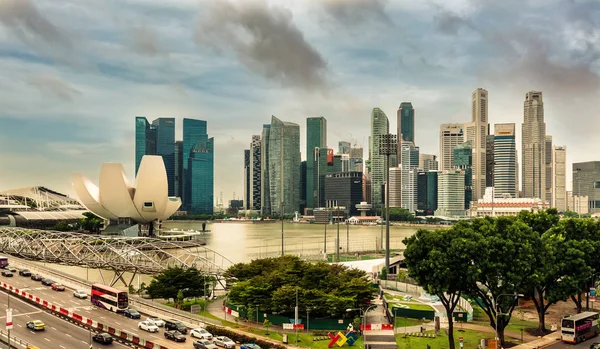 芸術科学博物館前景と背景の高層ビルのスカイライン シティ シンガポールのシンガポール 2018 未来派の建築花形状設計 — ストック写真