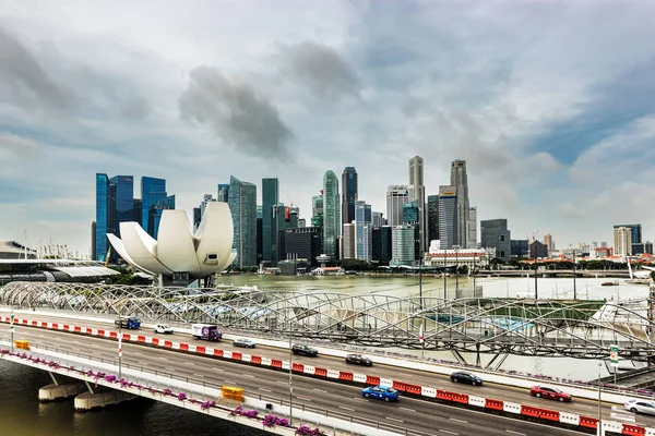 シンガポール 2018 らせん橋通路 芸術科学博物館前景と背景の高層ビルのスカイライン シティ シンガポールの花形状設計の未来の建築 — ストック写真