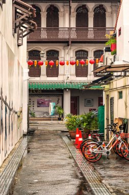 Singapur - 12 Ocak 2018: Eski sömürge evin Singapur Chinatown denilen kısmında cephe.