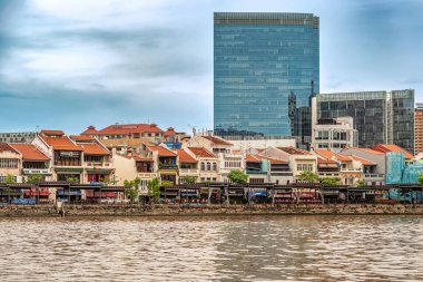 Singapur - 14 Ocak 2018: Renkli barlar, restoranlar ve mağazalar tarafından Singapur Nehri Clarke Quay üzerinde. Bir depo alanı olduğunda şimdi Singapur turistler cazibe ve dönüm noktası alan Binbaşı.