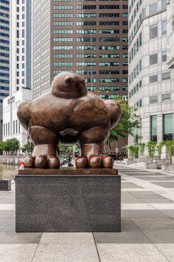 Singapur, 14 Ocak 2018: Bronz kuş heykel Uob plaza Singapur önünde Boat Quay Fernando Botero durarak