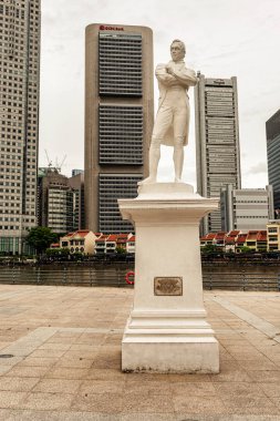 Singapur - 14 Ocak 2018: Efendim Thomas Raffles heykel fırfır'ın açılış sitesinde. Singapur şehir kurucusu Singapur Plaza ve heykel adanmış. 