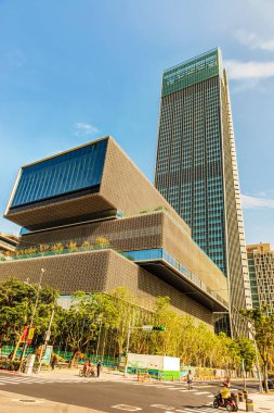 Taipei, Tayvan - 16 Ocak 2018: Taipei Nan Shan Plaza yanında Taipei 101 üzerinde seyir. Nan Shan Plaza olduğunu ikinci en yüksek Taipei Binası ofis binası ve bir alışveriş merkezi ile, 