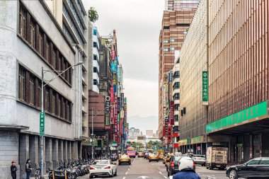 Taipei, Tayvan - 16 Ocak 2017: Ofis ve otel Zhongxiao West Road boyunca şehir binalar Taipei, Tayvan.