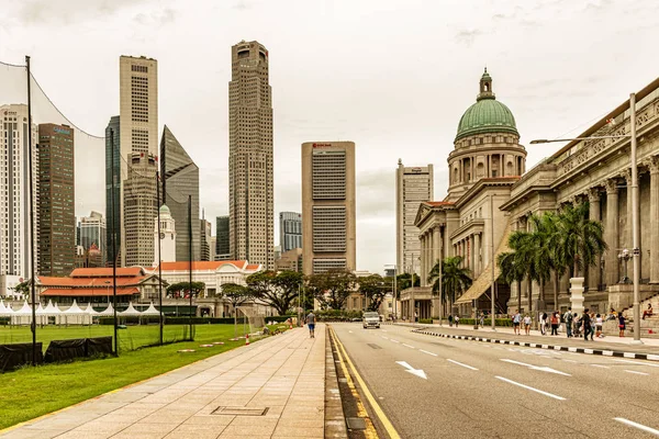 シンガポールおよび アンドリューの道路からダウンタウンの高層ビルでビューでナショナル ギャラリーの前でシンガポール 2018 観光客 — ストック写真