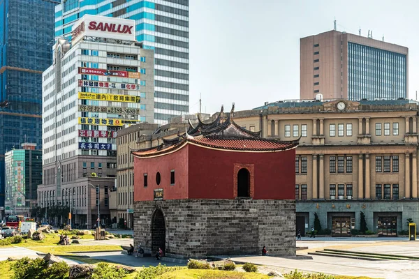 2018年1月16日 历史台北北门周围的建筑物 这是一个传统的2层的门房建成作为台北市的一部分 第十九世纪设防 — 图库照片