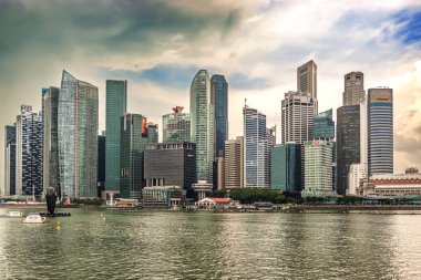 Singapur - 30 Aralık 2017: Manzaralı Marina Bay Singapur'den fazla haliyle şehir gökdelenler manzarası.