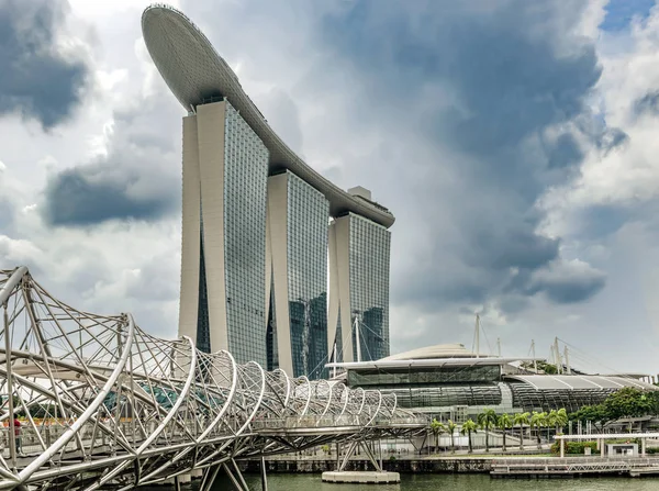 マリーナ サンズ ホテルのシンガポール市内のダウンタウンのらせん通路橋シンガポール 2017 未来派の建築設計 — ストック写真