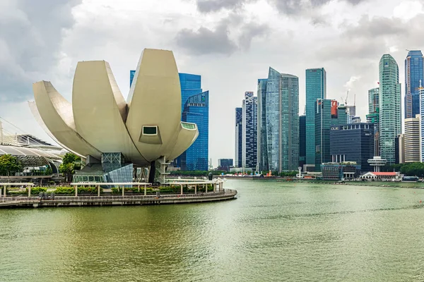 芸術科学博物館前景と背景の高層ビルのスカイライン シティ シンガポールのシンガポール 2017 未来派の建築花形状設計 — ストック写真