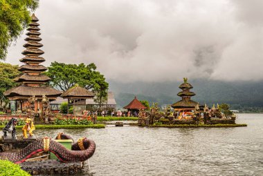 Pura Ulun Danu Beratan veya Pura Bratan Bali, Endonezya 2 Ocak 2018 turistler. Shaivite su Tapınağı Bali, Endonezya öyle. Karmaşık Bedugul yakınındaki göl Bratan kıyısında tapınaktır.