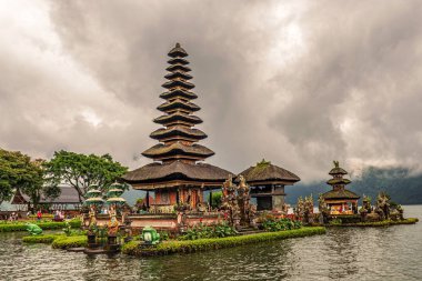Pura Ulun Danu Beratan veya Pura Bratan Bali, Endonezya 2 Ocak 2018 turistler. Shaivite su Tapınağı Bali, Endonezya öyle. Karmaşık Bedugul yakınındaki göl Bratan kıyısında tapınaktır.