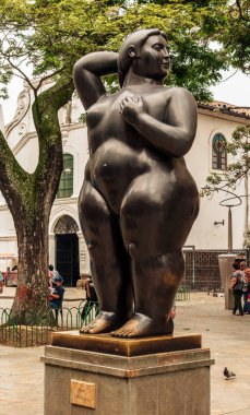 Medellin, Kolombiya, 24 Mart 2018: turist Botero heykeller Medellin, Kolombiya Botero Plaza'da yer alan tarafından yürüyüş. O kasabaya 23 heykeller bağışladı, turistler tarafından en çok ziyaret edilen bir yerdir.