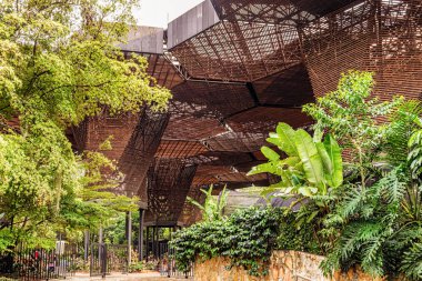Medellin, Kolombiya - 24 Mart 2018: Güzel modern mimari ahşap yapı Medellin, Antioquia, Colombia botanik bahçesinde