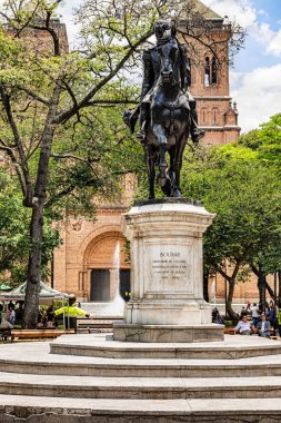Medellin, Kolombiya - 26 Mart 2018: Heykel, Simon Bolivar Medellin, Kolombiya Bolivar Park'ta bulunan atlı.