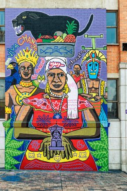 Medellin, Kolombiya - 26 Mart 2018: Medellin, Kolombiya San Antonio Park civarındaki sokaklarda renkli grafiti tarafından kaplı duvarlar.