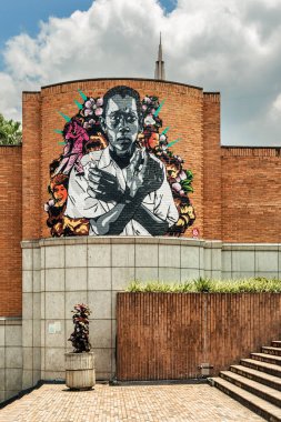 Medellin, Kolombiya - 26 Mart 2018: Medellin, Kolombiya San Antonio Park civarındaki sokaklarda renkli grafiti tarafından kaplı duvarlar.