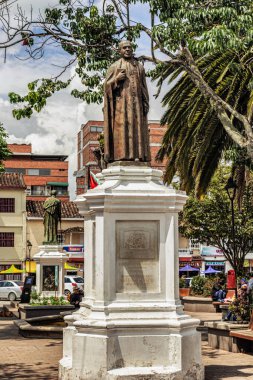 Marinilla, Kolombiya - 27 Mart 2018: Papaz Mateo De J Toro önünde kilise Our Lady Marinilla, Kolombiya'da varsayım heykeli.