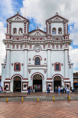 Guatape, Kolombiya - 27 Mart 2018: İnsanların önünde renkli Katolik Kilisesi 