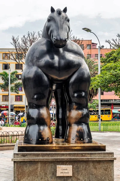 Medellin Colombia Marzo 2018 Turisti Che Camminano Accanto Sculture Botero — Foto Stock