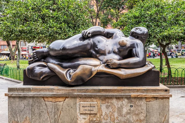 Medellín Colômbia Março 2018 Turistas Caminhando Por Esculturas Botero Localizadas — Fotografia de Stock