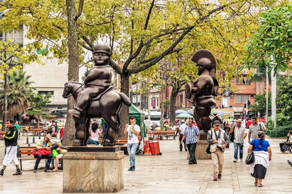 哥伦比亚麦德林 2018年3月24日 在哥伦比亚麦德林波特罗广场波特罗雕塑的游客 他捐赠了23个雕塑到镇 它是游客参观最多的地方 — 图库照片