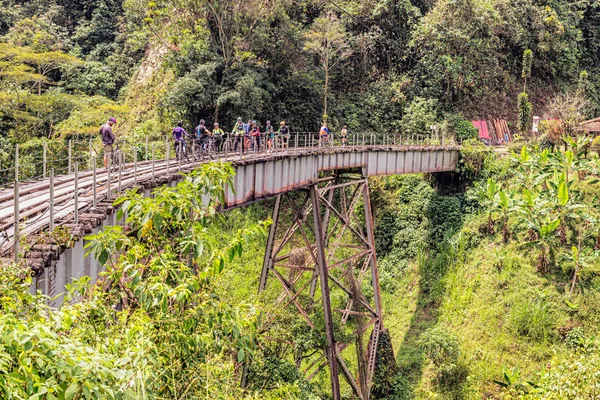 哥伦比亚麦德林 2018年3月25日 人们在麦德林附近的旧铁轨上骑自行车 穿越旧桥是一项挑战 是骑自行车和徒步旅行的热门目的地 — 图库照片