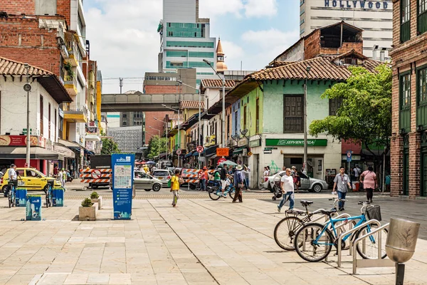 Medellin Kolumbia Marca 2018 Ludzi Chodzących Ulicy Starych Kolonialnych Domów — Zdjęcie stockowe