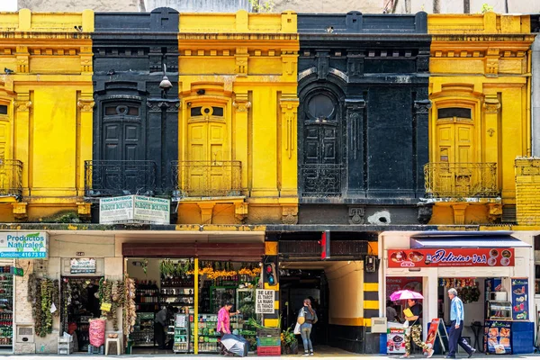 麦德林 哥伦比亚 2018年3月26日 老和多彩的二故事殖民地房子与商店在街道水平在麦德林 哥伦比亚 — 图库照片