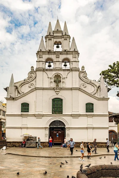 콜롬비아 2018 관광객 크루즈 교회와 콜롬비아에서 식민지 스타일 교회만 1682에 로열티 프리 스톡 사진