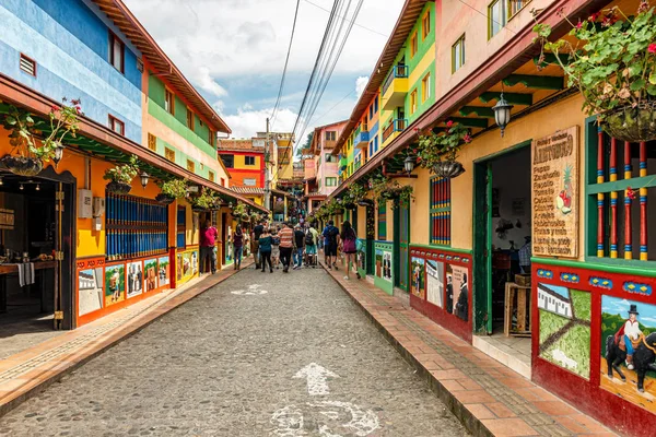Guatape 콜롬비아 2018 관광객 조약돌 Guatape 콜롬비아에서 안티오키아에서에서 거리에 다채로운 로열티 프리 스톡 이미지