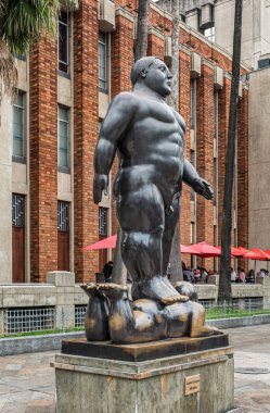 Medellin, Kolombiya, 29 Mart 2018: turist Botero heykeller Medellin Botero Plaza'da yer alan tarafından yürüyüş. Doğup büyüdüğü şehre 23 heykeller Botero bağışladı, turistler tarafından en çok ziyaret edilen bir yerdir.
