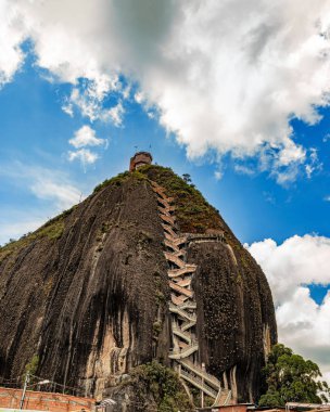 Rock El Penol görünümünü Antioquia Kolombiya Guatape kasaba yakınlarında.
