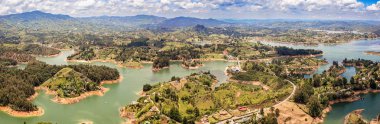 Guatape, Penol, Baraj Gölü, top of Rock'tan El Penol açısından görüldüğü gibi Kolombiya havadan görünümü.