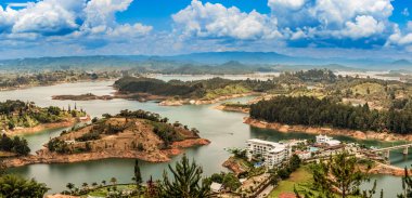 Guatape, Penol, Baraj Gölü, top of Rock'tan El Penol açısından görüldüğü gibi Kolombiya havadan görünümü.