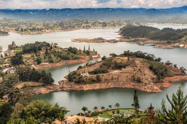 Guatape, Penol, Baraj Gölü, top of Rock'tan El Penol açısından görüldüğü gibi Kolombiya havadan görünümü.