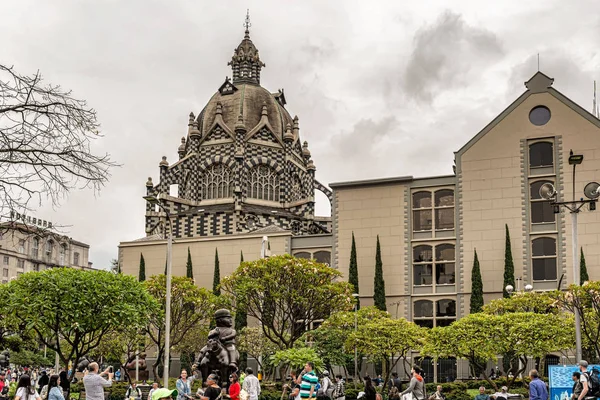 Medellin Colombia Maart 2018 Toeristen Lopen Plaza Botero Medellin Colombia — Stockfoto