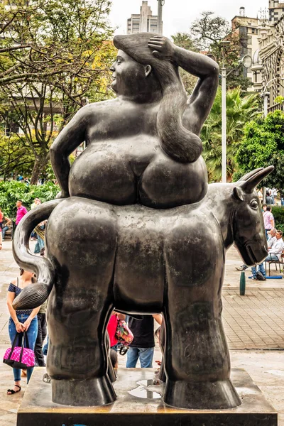 Medellin Colombie Mars 2018 Touristes Marchant Par Des Sculptures Botero — Photo