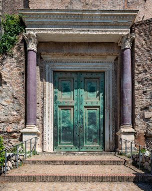 Roma, İtalya 'daki Romulus Tapınağı' nın giriş kapılarına bakın..