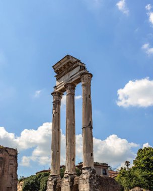 Roma Forumu 'ndaki Castor ve Pollux Tapınağı' nın kalıntılarına bakın. İtalya 'nın en ünlü turistik yerlerinden biri..