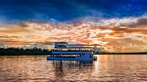 Picturesque Sunset Landscape Dengan Perahu Sungai Sungai Zambezi Dekat Livingstone — Stok Foto